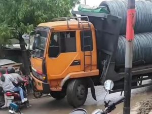 Truk Muatan Kawat Paku Kejeblos Saluran Air di Jakbar, Diduga Overload