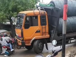 Truk Muatan Kawat Paku Kejeblos Saluran Air di Jakbar, Diduga Overload
