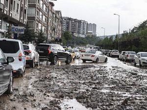 Waduh, Jalanan di Ankara, Turki Penuh Lumpur Waduh, Jalanan di Ankara, Turki Penuh Lumpur