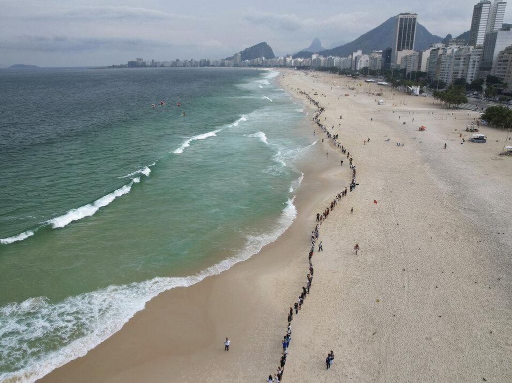 Hari Laut Sedunia, Ini yang Dilakukan di Pantai Copacabana, Brasil