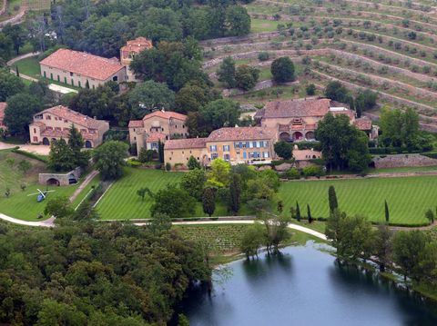 (FILES) This file aerial view photo taken on May 31, 2008 in Le Val, southeastern France, shows the Chateau Miraval, a vineyard estate previously owned by Brad Pitt and Angelina Jolie in 2022. - Brad Pitt has accused his ex-wife Angelina Jolie of seeking to 