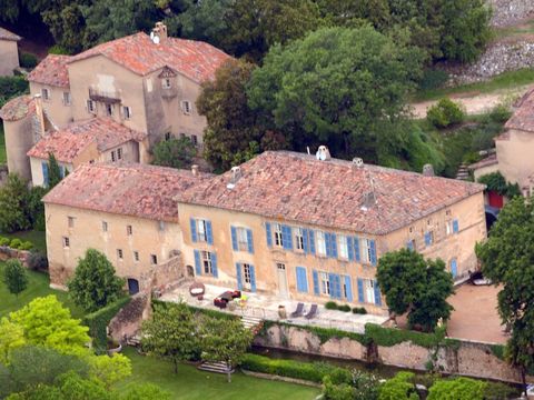 Wine Miraval, Prancis An aerial view taken on May 31, 2008 in Le Val, southeastern France, shows the Chateau Miraval, a vineyard estate owned by US businessman Tom Bove. US actors Brad Pitt and Angelina Jolie are relocating to the chateau, a local official told AFP. AFP PHOTO MICHEL GANGNE (Photo by MICHEL GANGNE / AFP)