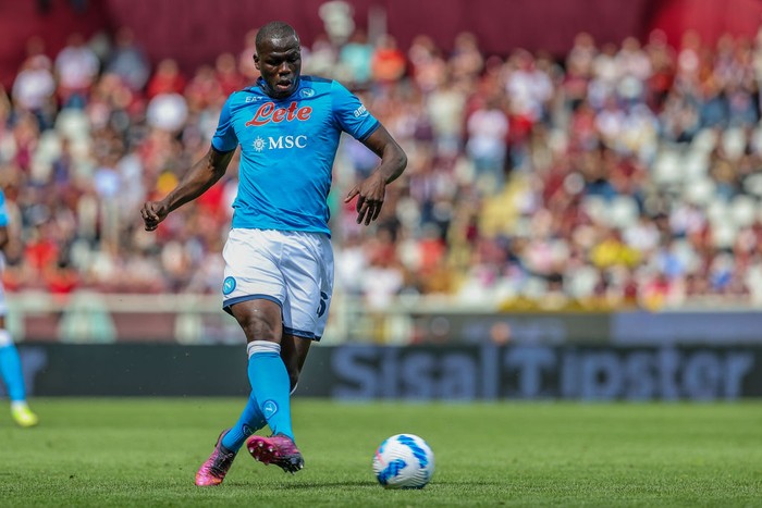 5 Bek Tengah di Rumor Transer Bursa Transfer Musim Panas TURIN, ITALY - 2022/05/07: Kalidou Koulibaly of SSC Napoli in action during the Serie A 2021/22 football match between Torino FC vs SSC Napoli at Stadio Olimpico Grande Torino. (Final score; Torino FC 0 - 1 SSC Napoli). (Photo by Fabrizio Carabelli/SOPA Images/LightRocket via Getty Images)