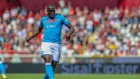 Dilansir dari Football Italia, Kalidou Koulibaly akan dijual Napoli di musim panas ini. PSG sampai Barcelona kabarnya mengincar bek tengah berusia 30 tahun itu (Getty Images)