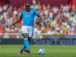 Dilansir dari Football Italia, Kalidou Koulibaly akan dijual Napoli di musim panas ini. PSG sampai Barcelona kabarnya mengincar bek tengah berusia 30 tahun itu (Getty Images)