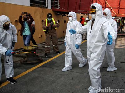 Mentan Yasin Limpo Berbaju Hazmat Saat Tinjau Sapi di Tanjung Priok