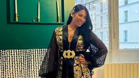Foto: Gaya Anggun C Sasmi Nyinden di Jalanan Paris, Berbalut Kimono Batik