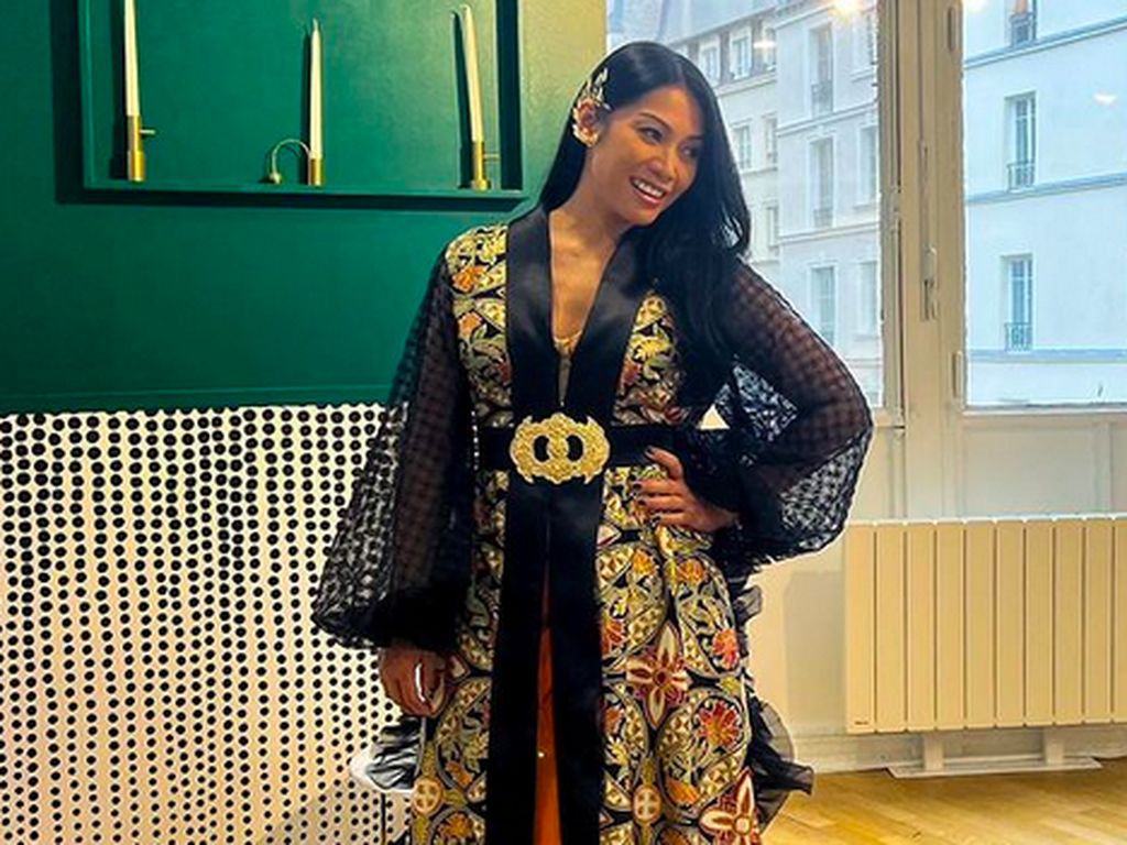 Momen Anggun C Sasmi Nyinden di Jalanan Paris Momen Anggun C Sasmi Nyinden di Jalanan Paris