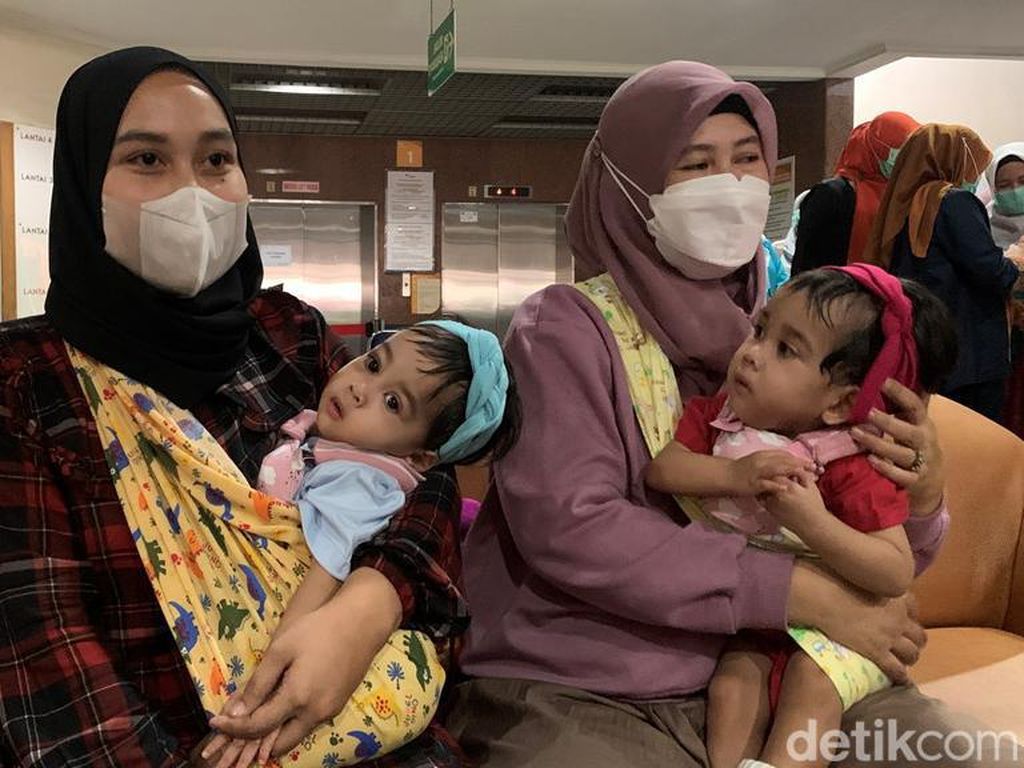 Tangis Haru Iringi Kepulangan Bayi Kembar Siam Asal Sukabumi