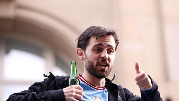 MANCHESTER, ENGLAND - MAY 23: Bernardo Silva of Manchester City acknowledges the fans with a thumbs up during the Manchester City FC Victory Parade on May 23, 2022 in Manchester, England. (Photo by Charlotte Tattersall/Getty Images)