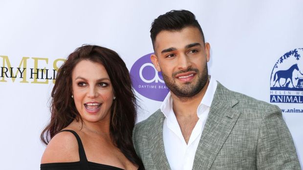 LOS ANGELES, CALIFORNIA - SEPTEMBER 20: Britney Spears (L) and Sam Asghari (R) attend the 2019 Daytime Beauty Awards at The Taglyan Complex on September 20, 2019 in Los Angeles, California. (Photo by Paul Archuleta/FilmMagic )