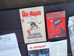 Polisi Temukan Buku ISIS saat Tangkap Pimpinan Khilafatul Muslimin Polisi Temukan Buku ISIS saat Tangkap Pimpinan Khilafatul Muslimin