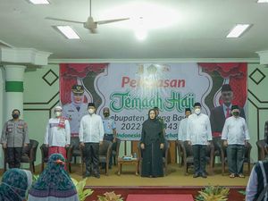 Momen Haru Bupati Winarti Lepas 122 Jemaah Haji dari Tulang Bawang