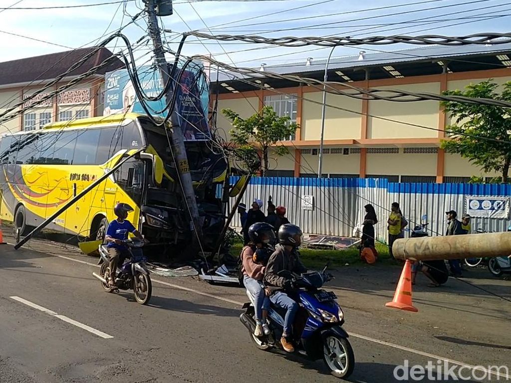 Bus Tabrak Tiang Listrik di Pekalongan, Ribuan Pelanggan PLN Terganggu
