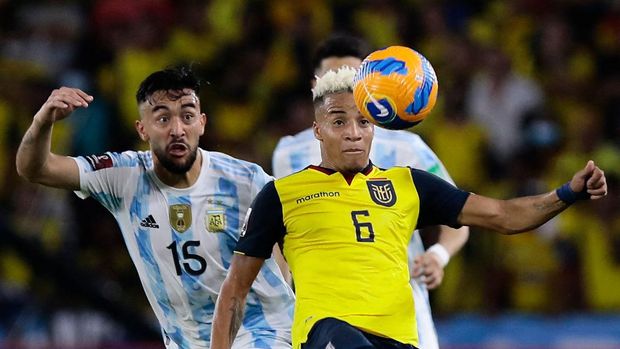 Argentina's Nicolas Gonzalez (L) and Ecuador's Byron Castillo vie for the ball during their South American qualification football match for the FIFA World Cup Qatar 2022 at the Isidro Romero Monumental Stadium in Guayaquil, Ecuador, on March 29, 2022. (Photo by FRANKLIN JACOME / POOL / AFP) (Photo by FRANKLIN JACOME/POOL/AFP via Getty Images)