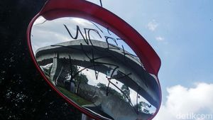 Duh, Convex Mirror dekat Semanggi Ini Kok Dicoret-coret Sih