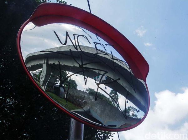 Duh, Convex Mirror dekat Semanggi Ini Kok Dicoret-coret Sih