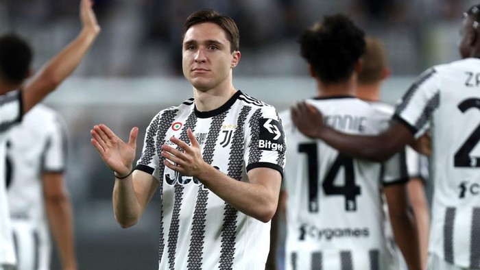 ALLIANZ STADIUM, TORINO, ITALY - 2022/05/16: Federico Chiesa of Juventus Fc  greets the fans at the end of the Serie A match between Juventus Fc and Ss Lazio. The match ends in a draw 2-2. (Photo by Marco Canoniero/LightRocket via Getty Images)