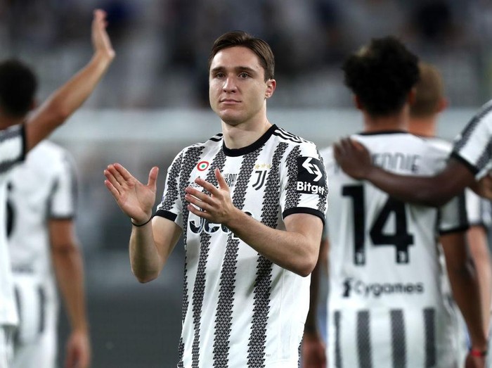 ALLIANZ STADIUM, TORINO, ITALY - 2022/05/16: Federico Chiesa of Juventus Fc  greets the fans at the end of the Serie A match between Juventus Fc and Ss Lazio. The match ends in a draw 2-2. (Photo by Marco Canoniero/LightRocket via Getty Images)