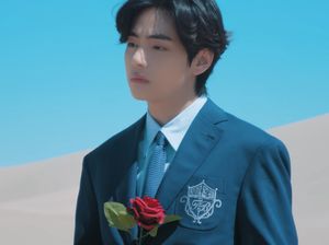 Syuting Yet to Come, V BTS Rela Pakai Setelan Jas di Tengah Gurun Pasir