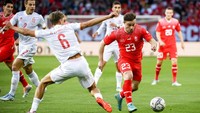 Swiss kesulitan membalas gol tersebut. Beberapa kali anak asuh Murat Yakin mendapatkan peluang, namun gagal dikonversi menjadi gol. Hingga jeda, skor tak berubah. (AP/Jean-Christophe Bott)