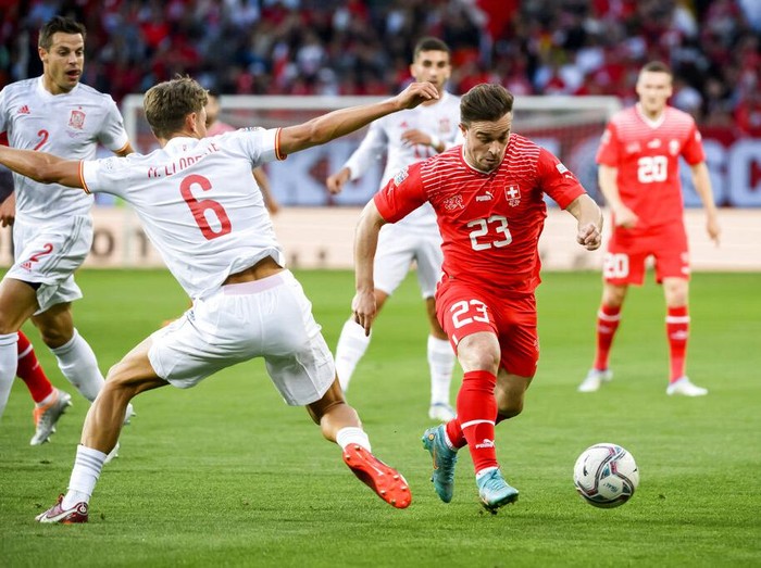 Gol Sarabia Bawa Spanyol Menang Atas Swiss CAPTION CORRECTS BYLINE Spain's midfielder Marcos Llorente, left, fights for the ball with Switzerland's midfielder Xherdan Shaqiri, during the UEFA Nations League soccer match between Switzerland and Spain at the Stade de Geneve stadium, in Geneva, Switzerland, Thursday, June 9, 2022. (/Jean-Christophe Bott/Keystone via AP)