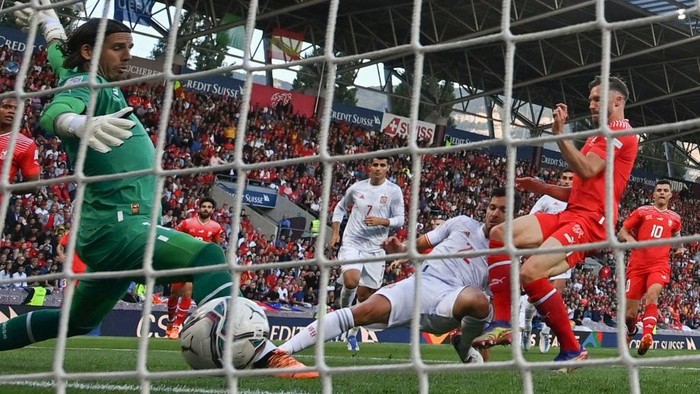 Gol Sarabia Bawa Spanyol Menang Atas Swiss Spain's forward Pablo Sarabia (C) scores his team's first goal past Switzerland's goalkeeper Yann Sommer during the UEFA Nations League - League A Group 2 football match between Switzerland and Spain at the Stade de Geneve in Geneva, on June 9, 2022. (Photo by Fabrice COFFRINI / AFP) (Photo by FABRICE COFFRINI/AFP via Getty Images)