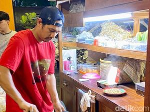 Gurih Sedapnya Nasi Goreng Gerobak Milik Ibnu Jamil