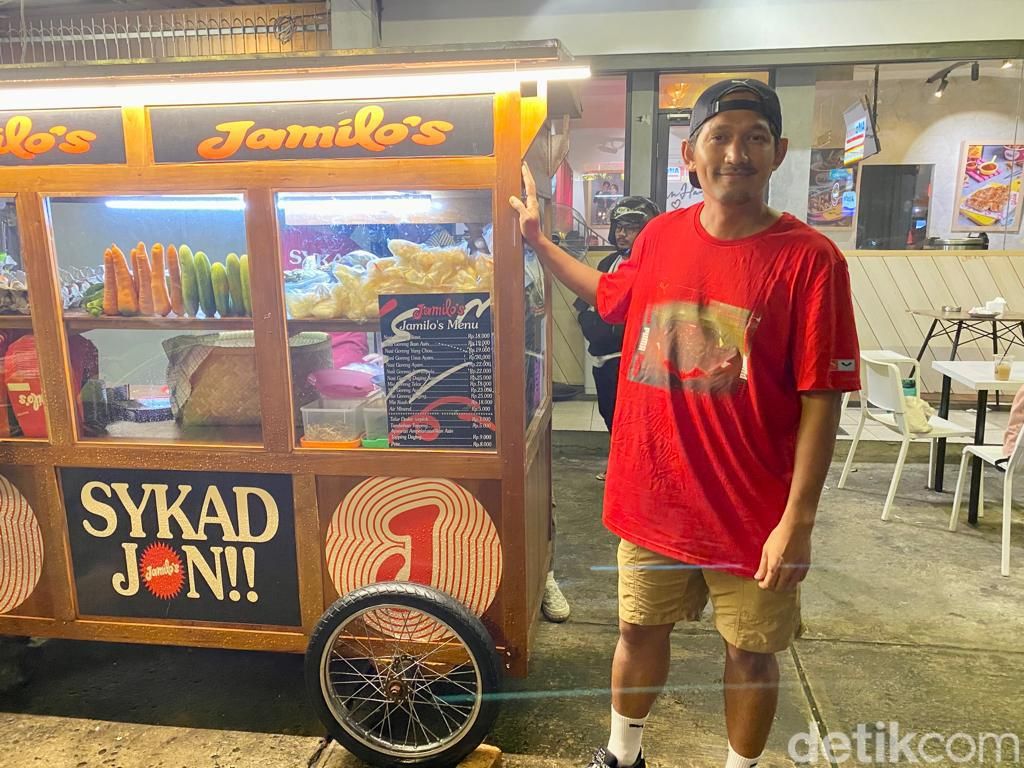 Ibnu Jamil Jualan Nasi Goreng Gerobakan, Harganya Rp 18 Ribuan Ibnu Jamil Jualan Nasi Goreng Gerobakan, Harganya Rp 18 Ribuan