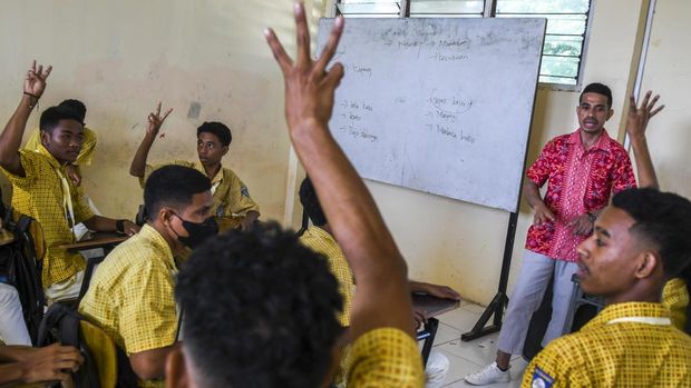 Guru Bahasa Indonesia Muhammad Nursamsi (kanan) mengajarkan mata pelajaran bahasa Indonesia di SMK Escola Técnica Informática de Dili (ETI Dili), Dili, Timor Leste, Rabu (18/5/2022). Beberapa sekolah mengajarkan mata pelajaran Bahasa Indonesia karena konstitusi Timor Leste mengatur bahwa Bahasa Indonesia sebagai bahasa kerja. ANTARA FOTO/Galih Pradipta