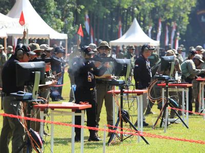 Jenderal dan Wartawan Ikuti Lomba Menembak Piala Kapolri