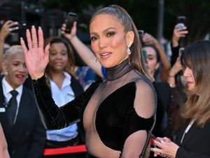 Jennifer Lopez Ngaku Kerap Dipukuli Ibu saat Kecil Jennifer Lopez Ngaku Kerap Dipukuli Ibu saat Kecil