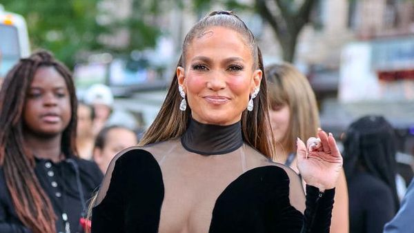 Hadiri Pemutaran Perdana Halftime, Gaun Jennifer Lopez Berlekuk-lekuk
