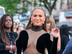 Hadiri Pemutaran Perdana Halftime, Gaun Jennifer Lopez Berlekuk-lekuk Hadiri Pemutaran Perdana Halftime, Gaun Jennifer Lopez Berlekuk-lekuk