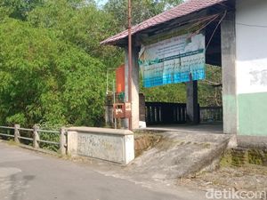 Polisi Geledah 2 Rumah Pengurus Khilafatul Muslimin di Klaten Polisi Geledah 2 Rumah Pengurus Khilafatul Muslimin di Klaten