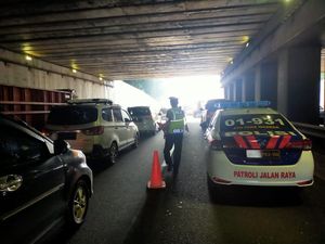 Kurang Jaga Jarak, 4 Mobil Tabrakan Beruntun di Km 38 Tol Jatiwarna Kurang Jaga Jarak, 4 Mobil Tabrakan Beruntun di Km 38 Tol Jatiwarna