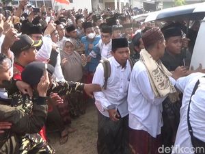 Pemakaman KH Dimyati Rois, Ribuan Warga Menangis-Berebut Lihat Jenazah