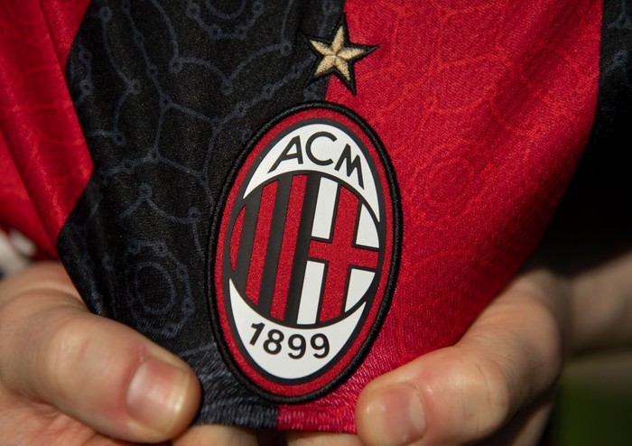 Logo AC Milan MANCHESTER, ENGLAND - MAY 19: The AC Milan home shirt displaying the club badge on May 19, 2021 in Manchester, United Kingdom. (Photo by Visionhaus/Getty Images)