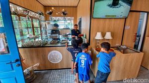 Wow... Rumah Makan Ini Sediakan 700 Makanan Gratis Setiap Hari