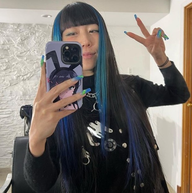 Mei Kawajiri dengan nail art berwarna biru
