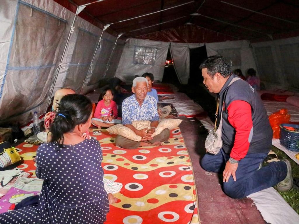 Melihat Kondisi Pengungsi Akibat Gempa di Mamuju
