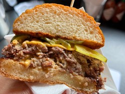 Mau Makan BBQ Daging dan Burger Juicy? Mampir Saja ke Restoran BBQ Terbaru Ini