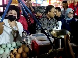 Momen Anies Makan Kerak Telor di Hari Pertama Jakarta Fair 2022 Momen Anies Makan Kerak Telor di Hari Pertama Jakarta Fair 2022