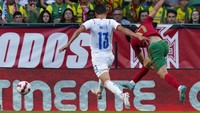 Tak butuh waktu lama, tuan rumah bisa menggandakan keunggulan pada menit ke-38 lewat Goncalo Guedes yang meneruskan umpan Bernardo Silva.