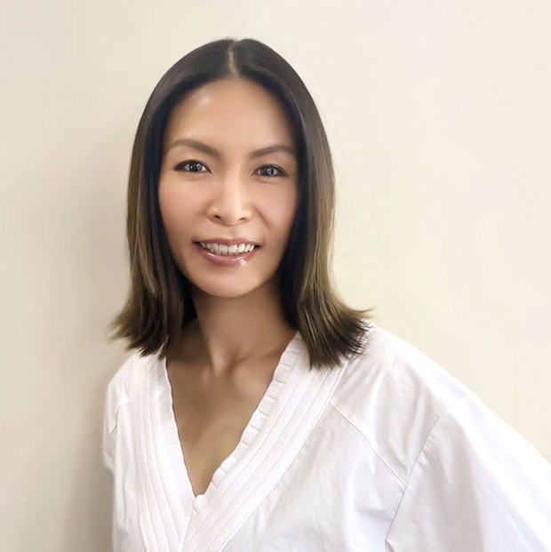 Naoko Takano adalah nail artist yang mempunyai ciri khas desain bunga-bunga cantik