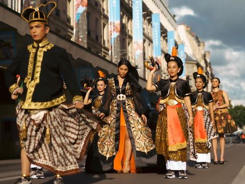 Nyinden di Paris, Anggun C Sasmi Banjir Pujian