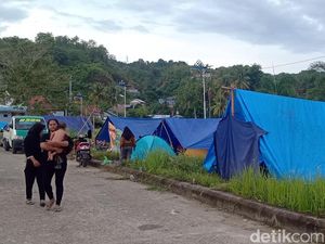 Pengungsi Gempa Sulbar Keluhkan Air Bersih-Peralatan Bayi Masih Minim Pengungsi Gempa Sulbar Keluhkan Air Bersih-Peralatan Bayi Masih Minim