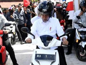 Jokowi Naik Motor Listrik di Atas Laut Jokowi Naik Motor Listrik di Atas Laut