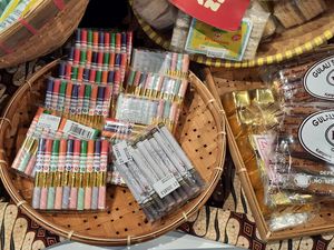 Mengintip Beragam Produk Lokal di Sarinah, Ada Makanan & Mainan Jadul!