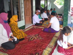 Honorer Bangkalan Baca Surah Al-Ikhlas 5.000 Kali untuk Menpan RB